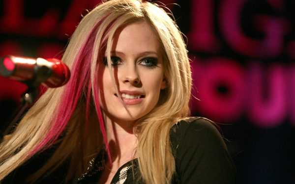 Авріл Лавін в Парижі: співачка витягла на сцену шанувальника