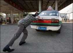 П'яний водій штовхав автомобіль до будинку