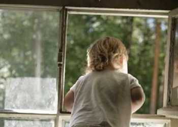 У Криму дворічний хлопчик вижив, впавши з шостого поверху