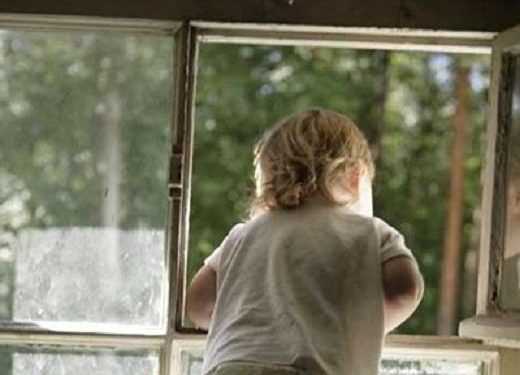 У Криму дворічний хлопчик вижив, впавши з шостого поверху