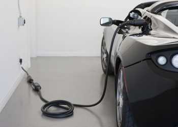 Електромобіль в процесі експлуатації обходиться власнику дорожче бензинової машини