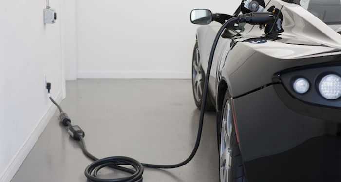 Електромобіль в процесі експлуатації обходиться власнику дорожче бензинової машини