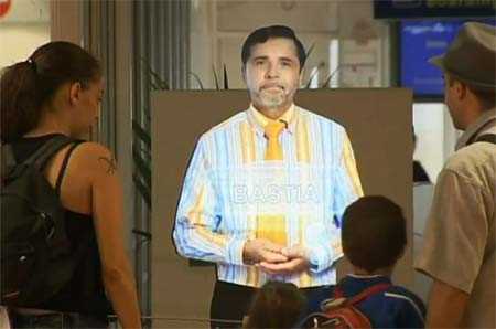 У паризькому аеропорту з'явилися голографічні