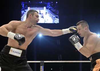 Віталій Кличко достроково переміг Томаша Адамека