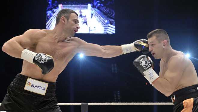 Віталій Кличко достроково переміг Томаша Адамека