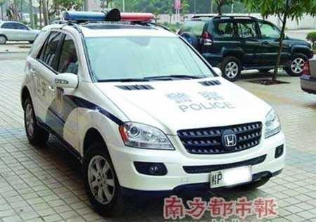Китайська поліція замаскувала Mercedes в Honda