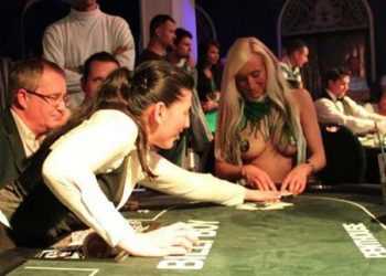 У Німеччині пройшов чемпіонат з покеру на роздягання