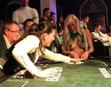 У Німеччині пройшов чемпіонат з покеру на роздягання