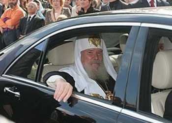 Біля Патріарха Кирила заборонили розгортати Український прапор.