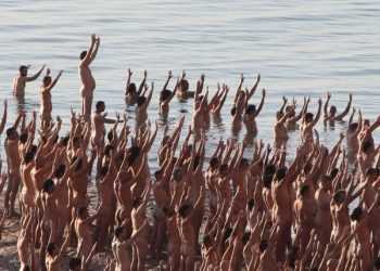 Більше тисячі людей позували голими на березі Мертвого моря