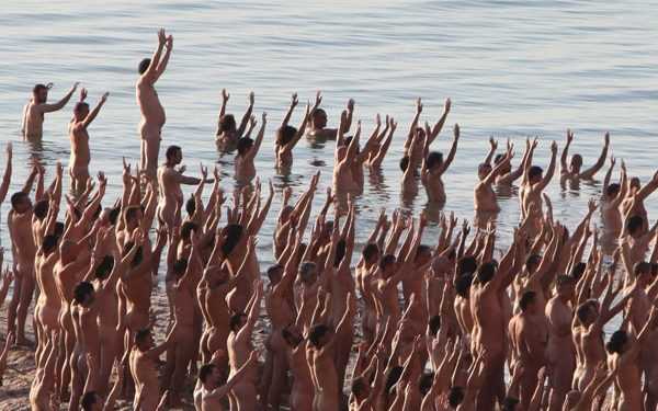 Більше тисячі людей позували голими на березі Мертвого моря