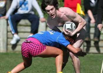 Голі регбісти програли матч одягненій жіночій команді