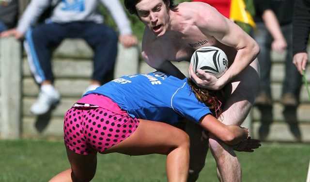 Голі регбісти програли матч одягненій жіночій команді