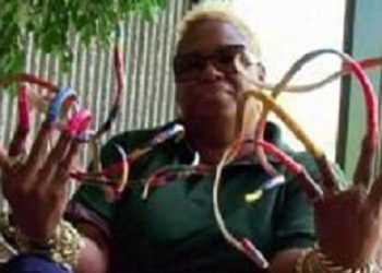 Американка відростила 2-метрові нігті заради шоу Опри Вінфрі