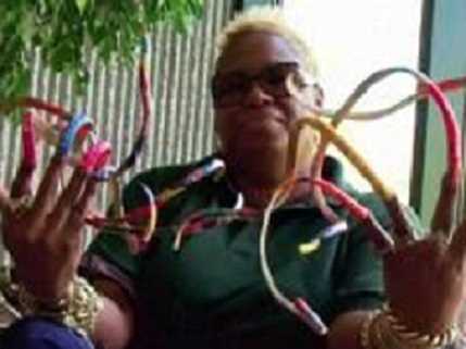 Американка відростила 2-метрові нігті заради шоу Опри Вінфрі