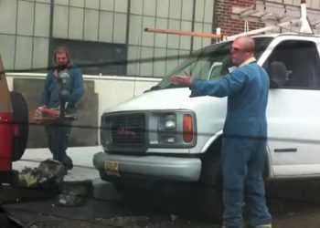 Чоловік розпиляв лічильник часу автостоянки