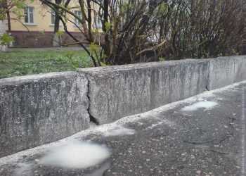 Після київського дощу на дорозі залишились білі калюжі