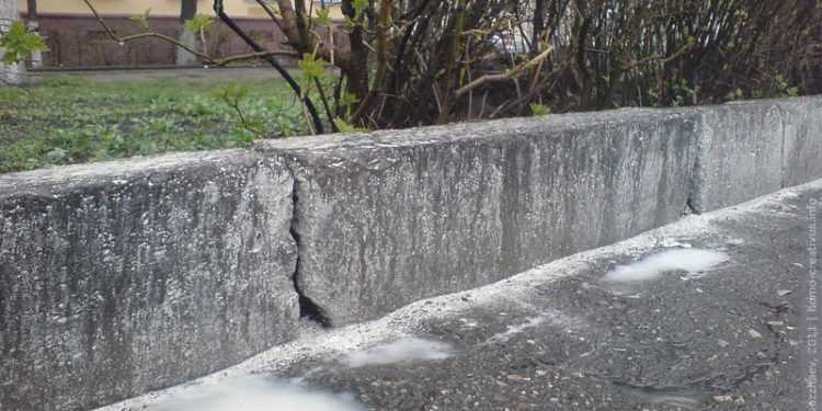 Після київського дощу на дорозі залишились білі калюжі