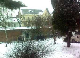 В дворику Бернардинського монастиря в Львові демонтували кафе