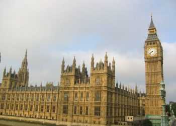 Лондонський Біг-Бен перетворюється на Пізанську вежу