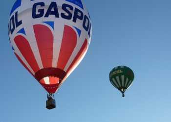 Тернополяни запускали повітряних зміїв і літали на повітряній кулі