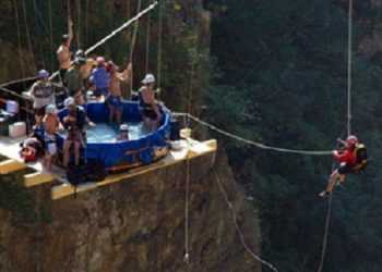 Швейцарці викупалися в джакузі, яке звисало з мосту