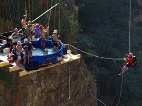 Швейцарці викупалися в джакузі, яке звисало з мосту
