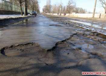 Щоб попередити дорожні аварії - волонтери розфарбовують вибoїни та ями