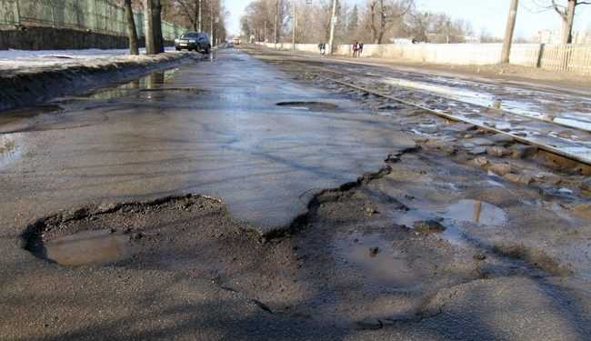 Щоб попередити дорожні аварії - волонтери розфарбовують вибoїни та ями