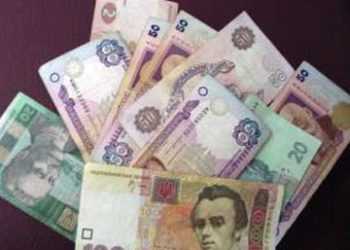 Населення країни почало забирати гривню з банку