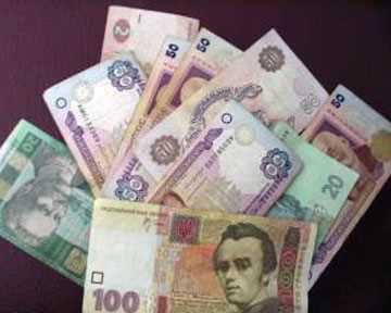 Населення країни почало забирати гривню з банку