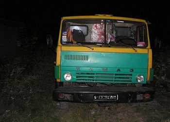 Водій КамАЗа переїхав двох пасажирів, що вилетіли на ходу