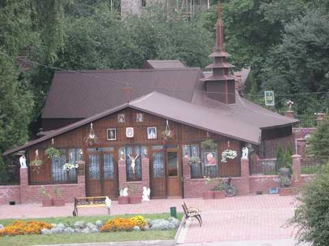 Беркут 5 годин виганяв віруючих з каплички в Тернопільському парку