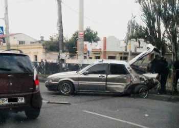 В Одесі контейнер протаранив два автомобілі