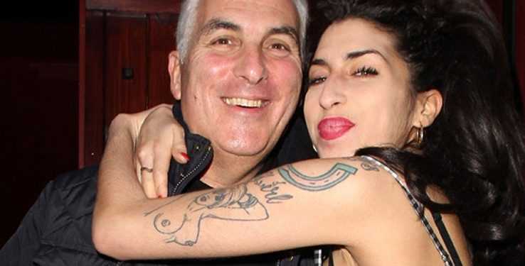 Батько Емі Уайнхаус втратив патент на фонд її імені