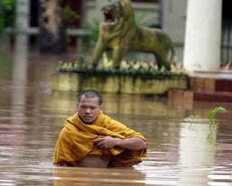 Із затопленого Бангкока біжать тисячі мешканців