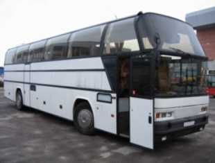 В Києві «Неоплан» виїхав на узбіччя, збив пішоходів та врізався в парапет переходу