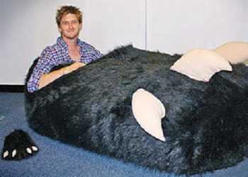 Британцеві помилково надіслали двометровий тапок