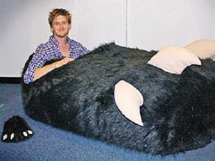 Британцеві помилково надіслали двометровий тапок