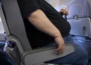 Пасажир летів стоячи через вагу свого сусіда