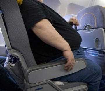 Пасажир летів стоячи через вагу свого сусіда