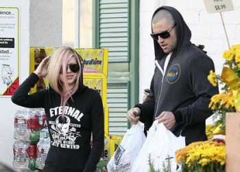 На Авріл Лавін у готелі напали