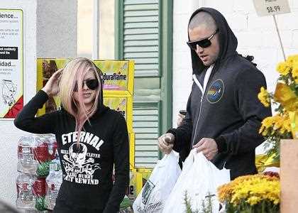 На Авріл Лавін у готелі напали