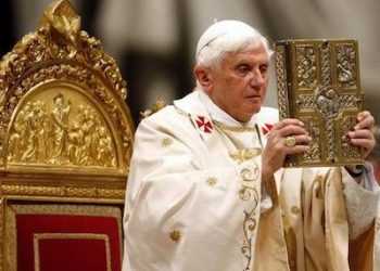 Чоловік спалив Біблію на месі Бенедикта XVI у Ватикані