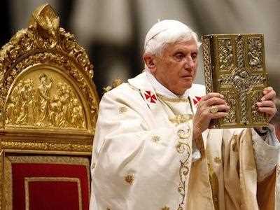 Чоловік спалив Біблію на месі Бенедикта XVI у Ватикані