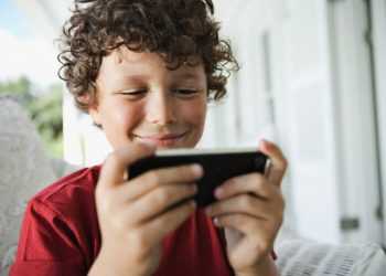 79% британських дітлахів є власниками мобільних телефонів