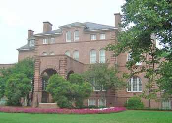 Людина з парасолькою перелякав цілий університет