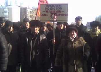 Чолнобильські мітингувальники залишаються під стінами Кабміну