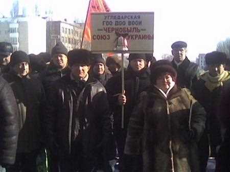 Чолнобильські мітингувальники залишаються під стінами Кабміну