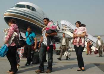 Пасажирам довелося скинутися, щоб заправити літак